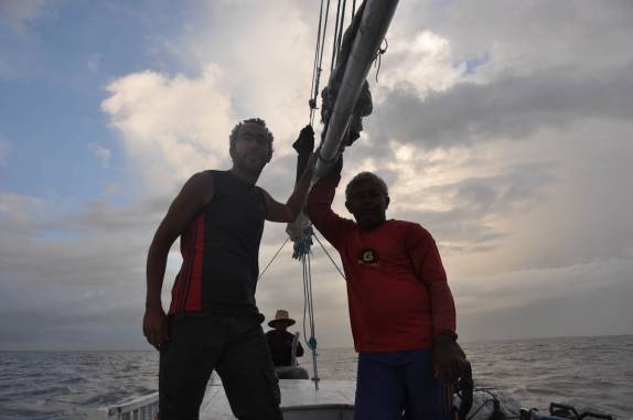 No barco durante a viagem entre Apicum Açu e a Ilha de Lençóis, nas Reentrâncias Maranhenses - MA